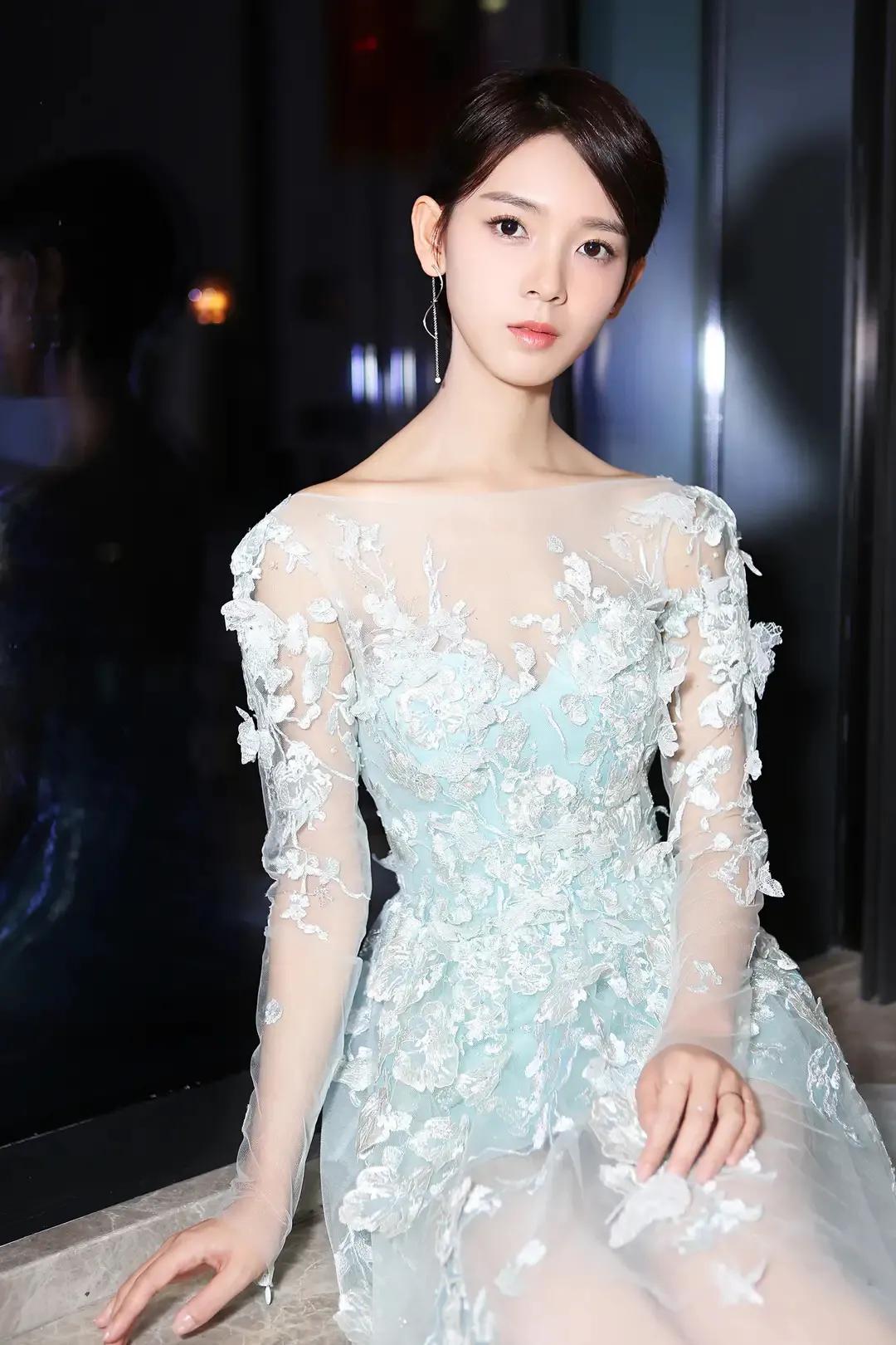 陈瑶露背装,陈瑶男朋友照片