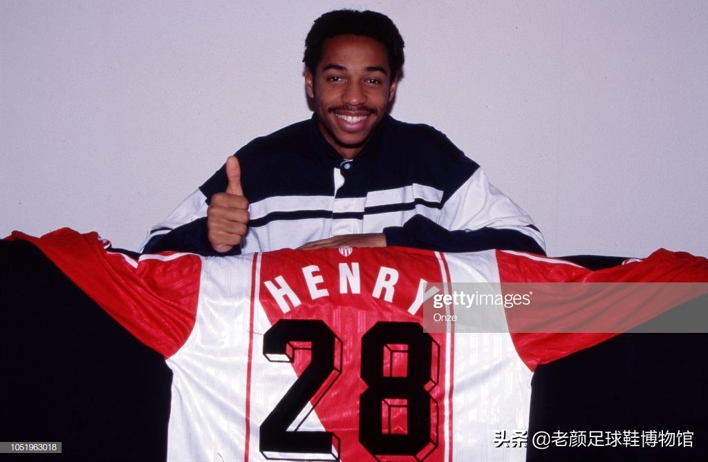 第一个穿白球鞋的球星,马拉多纳南非世界杯场边秀脚法