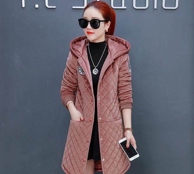 怪不得老婆把皮衣全扔了，如今流行这样的棉袄，保暖又上档次