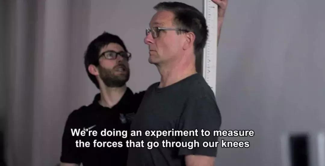 快走比跑步更毁膝盖,散步和跑步哪个更伤膝盖