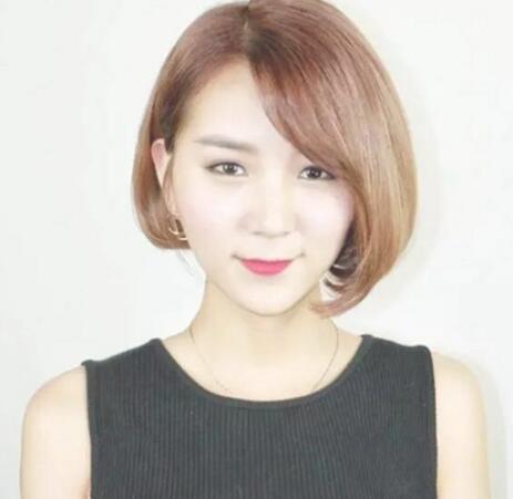 方脸额头窄适合的发型短发,女人额头凸适合怎样的发型短发