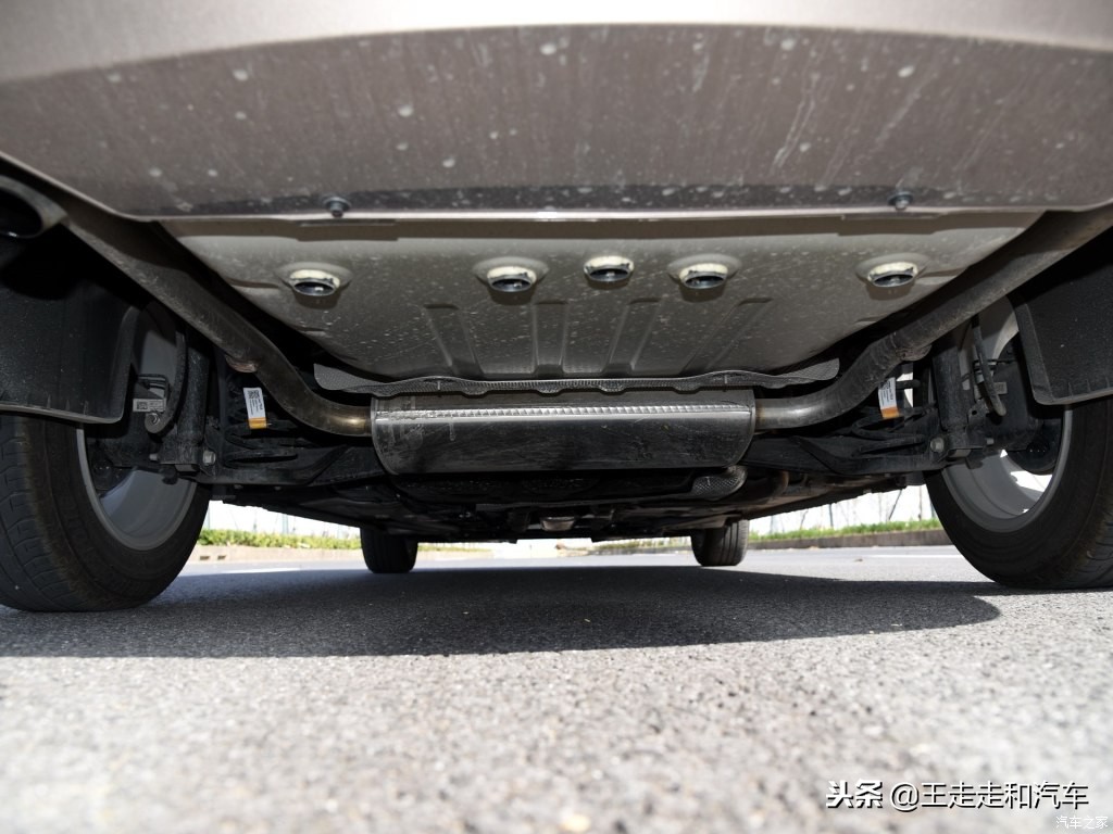 新款别克凯越外观怎么样,别克凯越老款红色高配自动挡