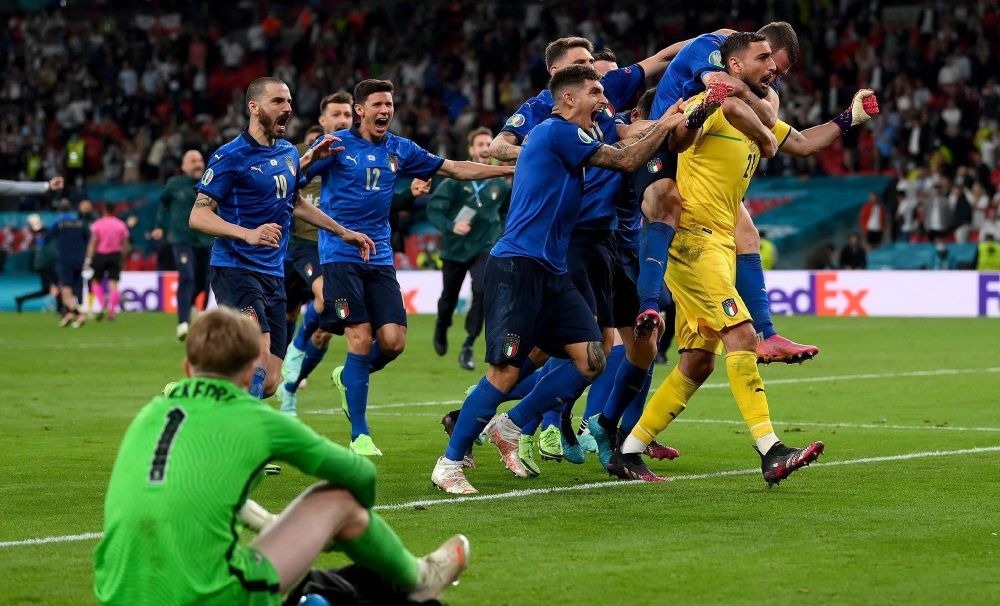 欧洲杯|今夜足球不回家，意大利点杀英格兰夺冠，捧起德劳内杯