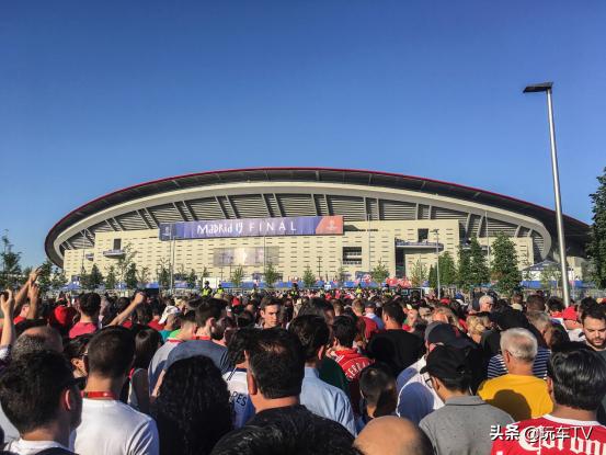 开手波等30个红灯，飞十几小时到万达看场欧冠，哪样更酸爽？