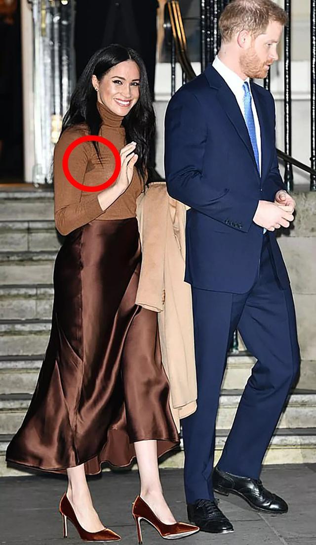 梅根出席王室活动不自信,梅根退出王室后首次见到女王