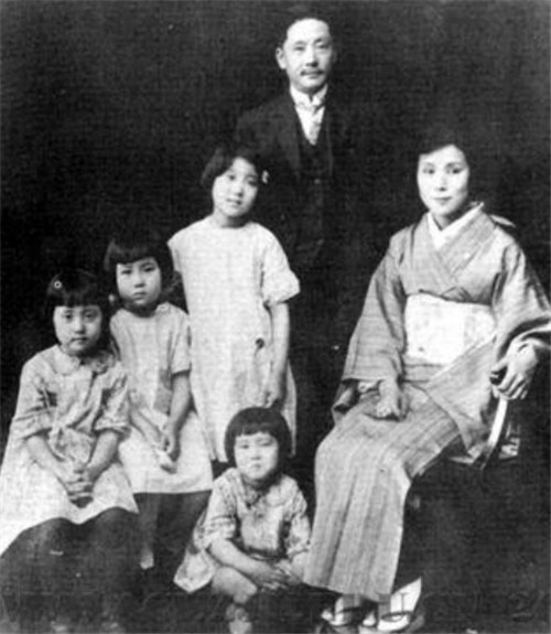 她为郭沫若生五个孩子却被抛弃，后入中国籍，临终前捐500万日元