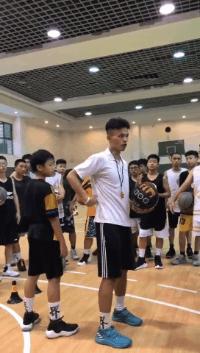 一分钟让你学会转身过人,每天十分钟详解变向过人经典动作