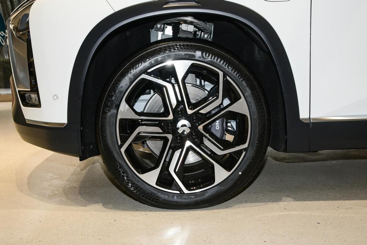 蔚来全新es8上市多少钱,60万买新款蔚来es8值得吗