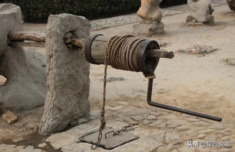 农村打井打到了水库了视频,打井打到墓穴村民喝古墓水