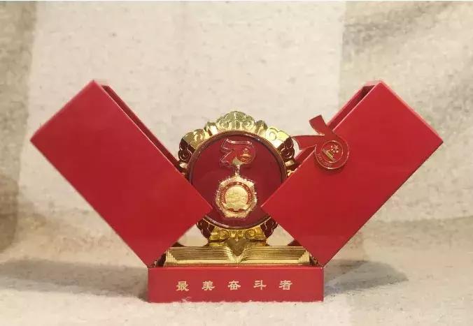 周令钊最美奋斗者授勋,周令钊设计团旗