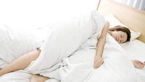 女人睡觉时，喜欢用腿夹被子，别害羞，这些好处别人羡慕不来