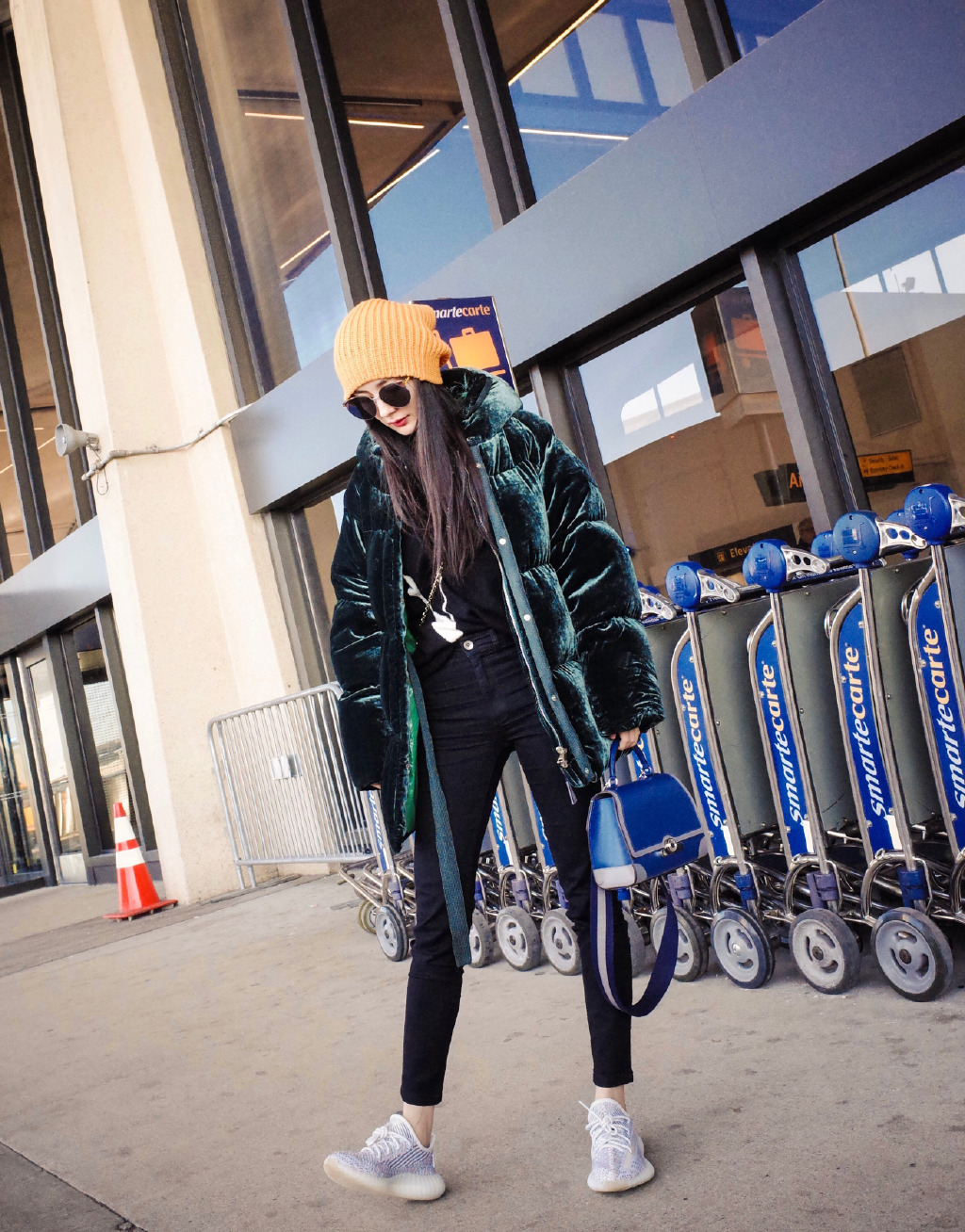 杨幂机场三道杠小白鞋,杨幂全黑look现身机场