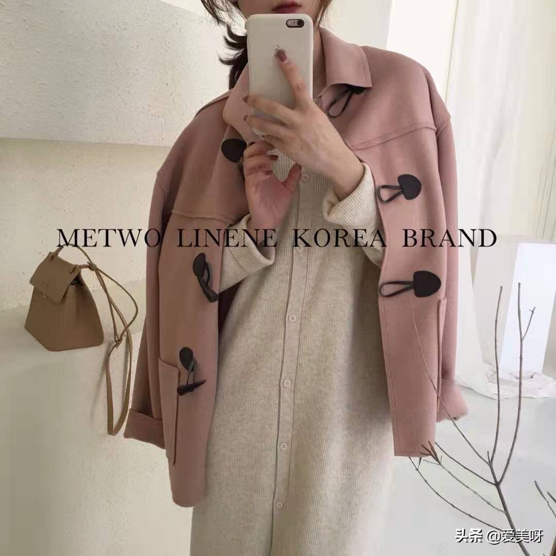 深灰色大衣搭配什么颜色毛衣好看,大衣里配什么暖和又洋气