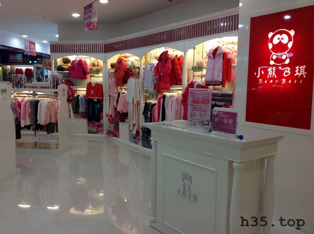 最新童装店双门头装修效果图,童装店怎么装修才有顾客