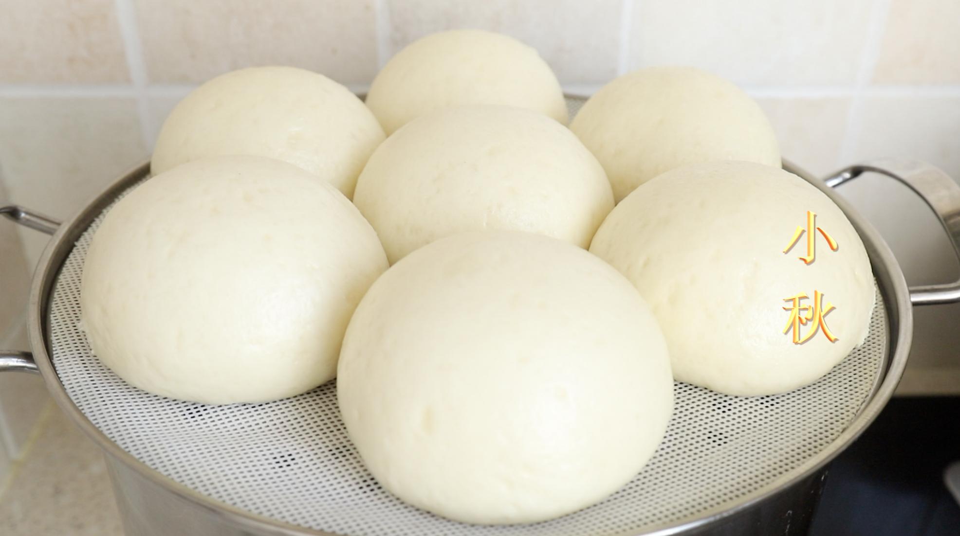 用开水烫面做馒头，是老一辈蒸馒头的方法，不发面个个暄软回甘