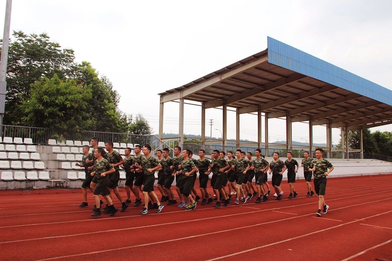 致敬逆行英雄|德阳最帅男团队长陈伟，肩负生命不能承受之重