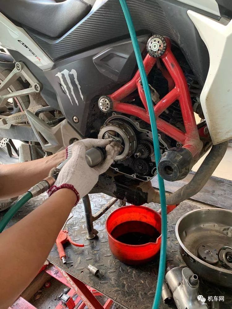 妹子，你骑190的男朋友已经在路上啦