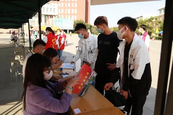 石嘴山工贸职业技术学院喜迎2021级新生入学报到