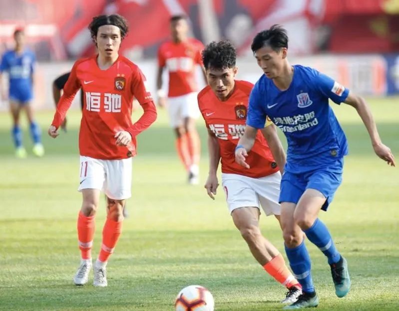 中国足球队员最高年薪是多少,足球球员年薪为什么突然这么高