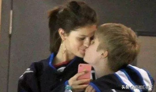 贾斯汀比伯浪了一圈归来还是少年,贾斯汀比伯晒自曝右脸面瘫