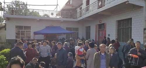 村里有人来推销卖东西能报警吗,村里来了一伙人卖电器