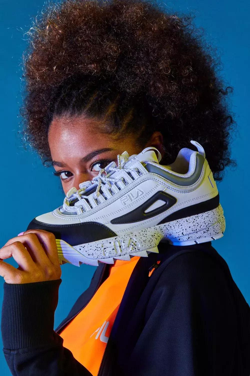 天气回暖怎么穿?裙子+运动鞋是时尚人群中热度最高的搭配法则