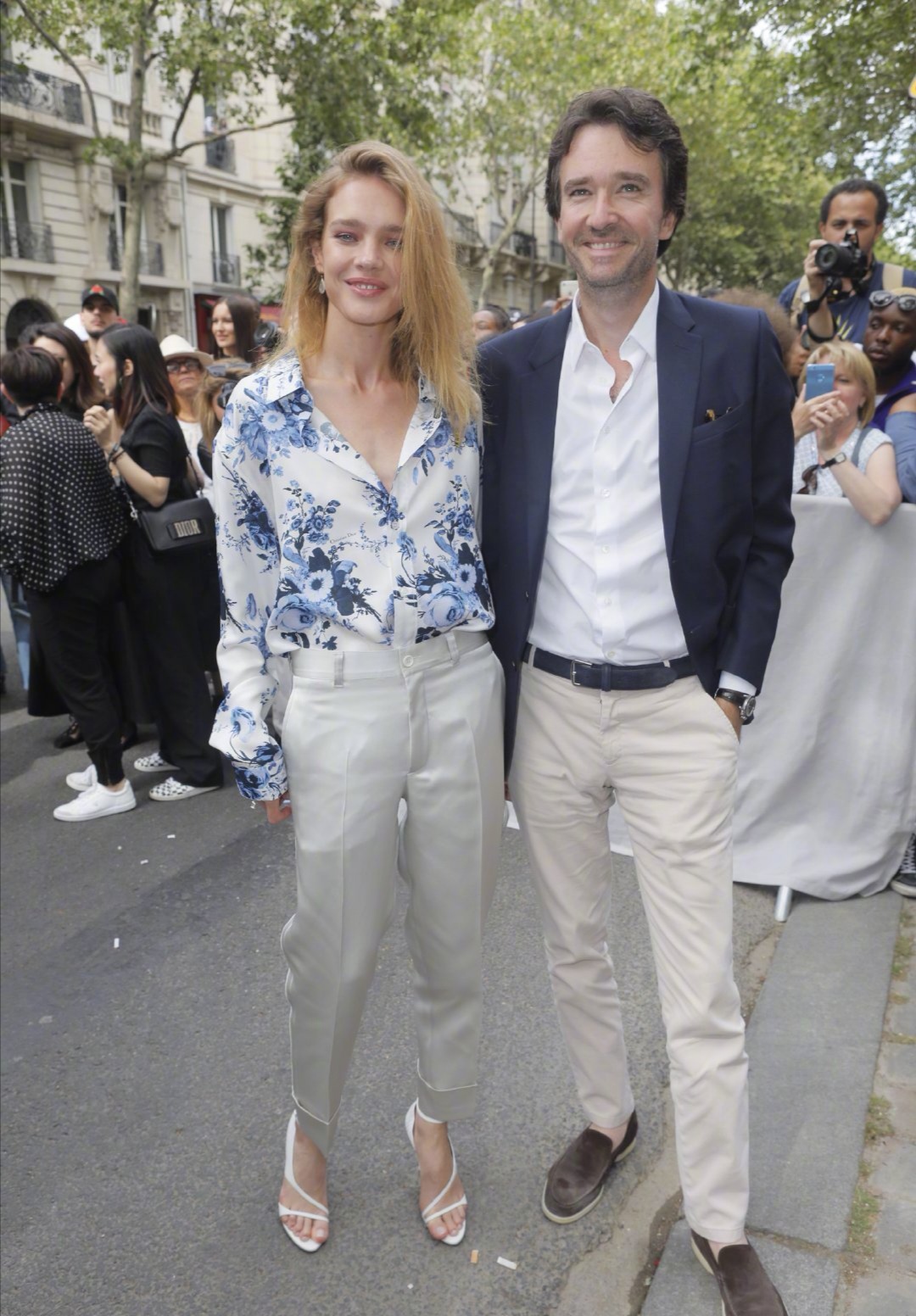 LV太子妃野餐太壕！LV披肩当餐布用，遍地是金钱的味道看着都心疼