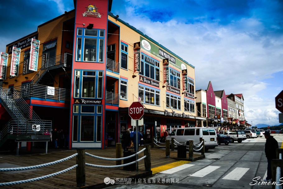 阿拉斯加：男人和三文鱼都赶来配种的“*灯区红**“