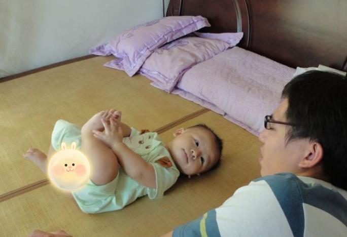 宝宝蹬腿代表翻身吗,宝宝蹬腿的时候听到响声