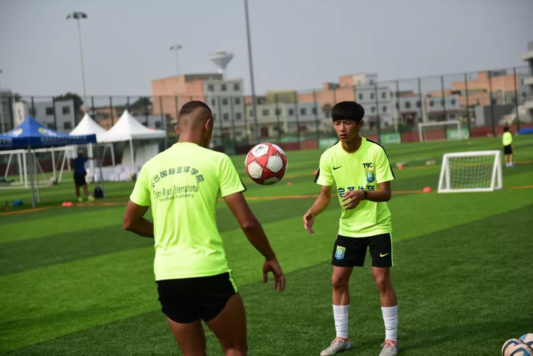在巴西青训的中国人,日本在巴西踢球的少年