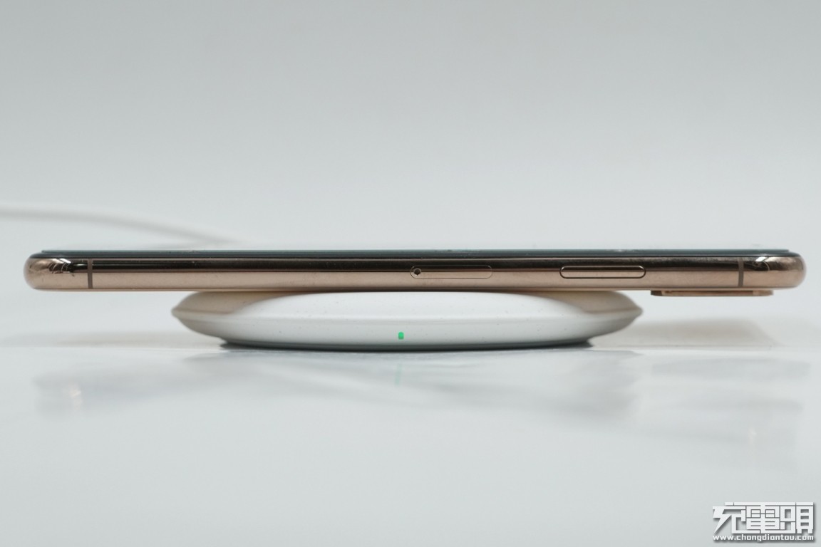 绿联无线充电宝拆解,绿联30瓦充电器拆解