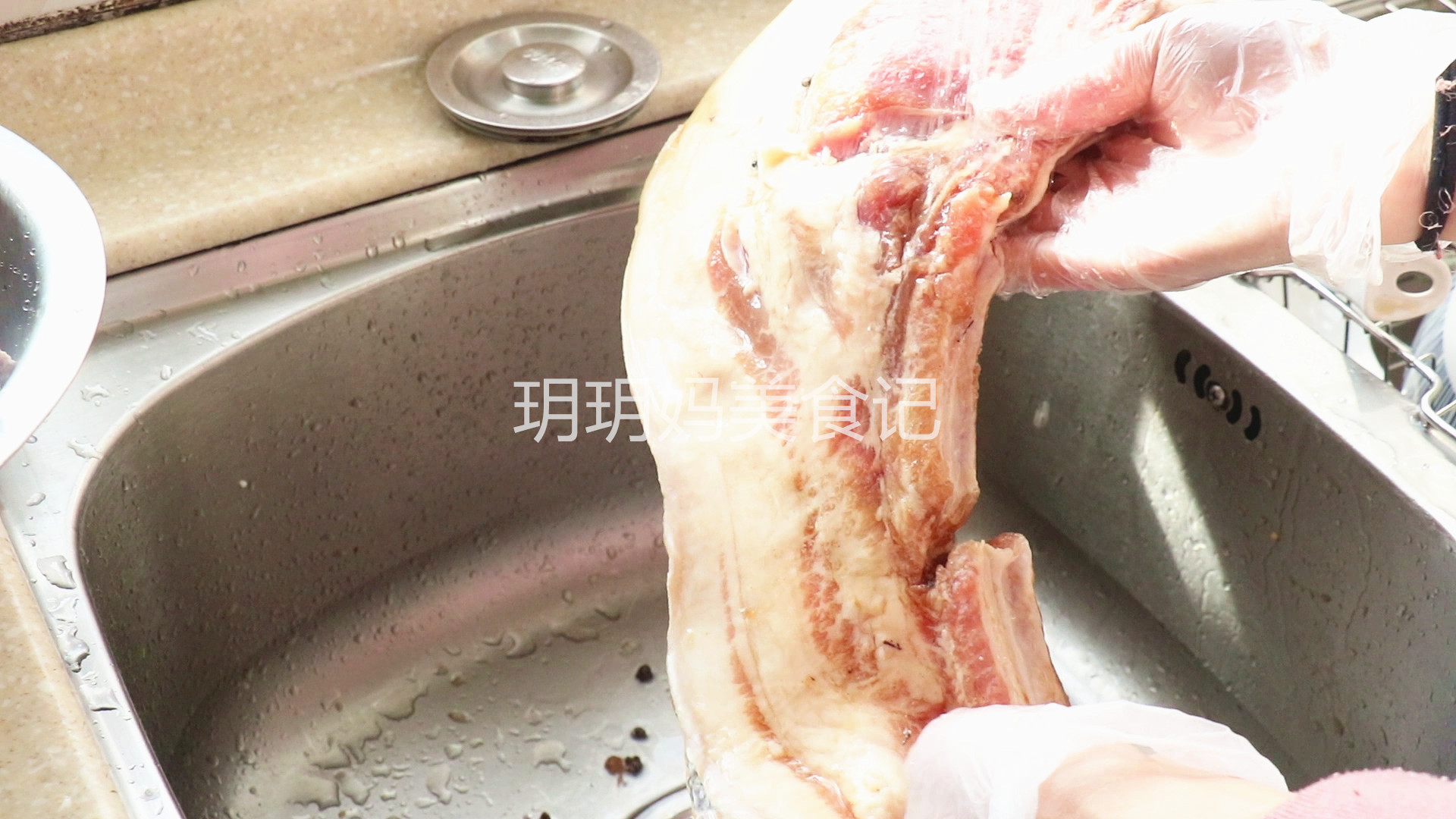 腌腊肉直接用盐腌很好吃,腌腊肉不要只放盐记住几个方法