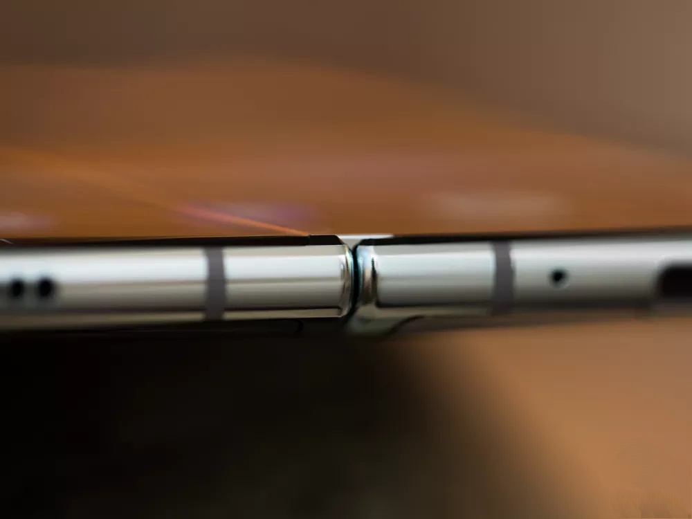 三星galaxyfold内屏有一条亮线,三星fold一代屏幕有条白线