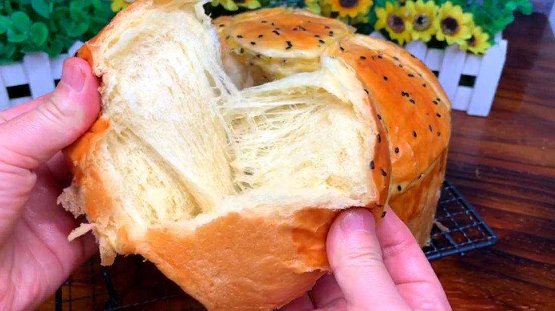 如何自制面包最简单的,用电饭煲做面包学生党不用蛋糕粉