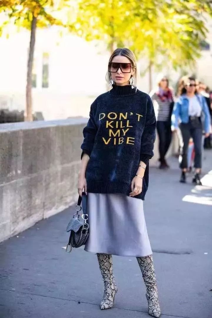 搭靴子穿的裙子秋冬款,裙子靴子秋冬搭配图