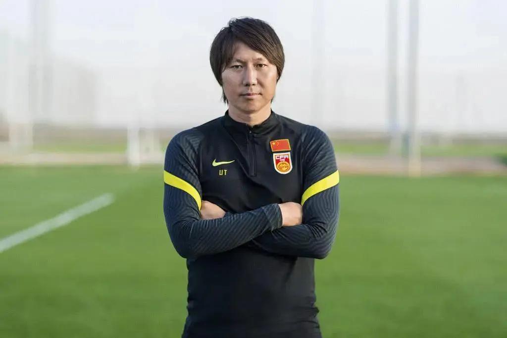 “跑不死”的国足主帅李铁，坚持跑步与踢球，希望跑一个全马