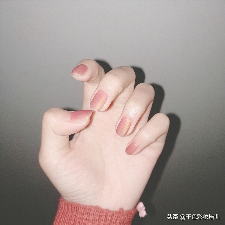 适合黄皮的裸色磨砂系美甲,奶甜双拼美甲