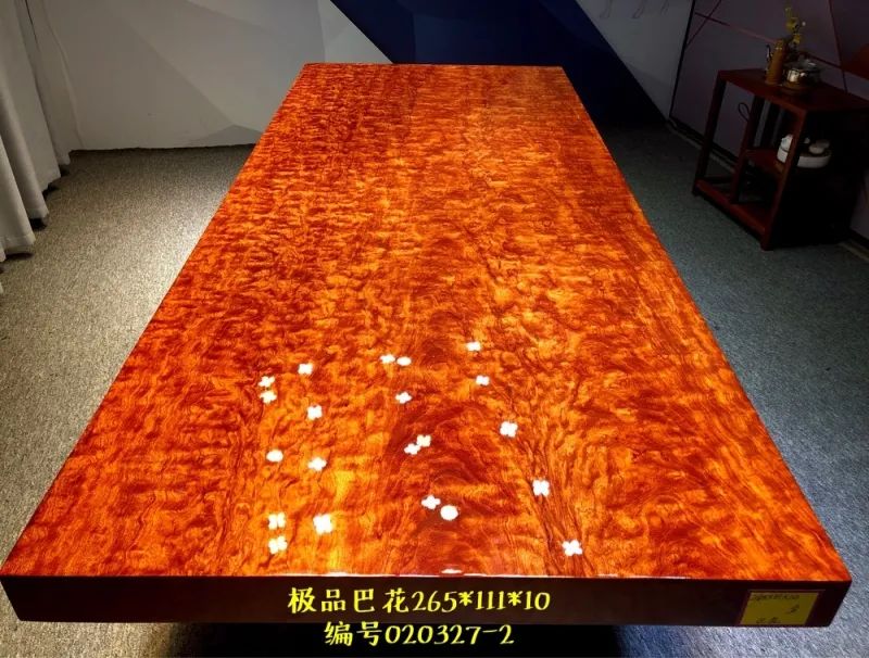 实木大板和红木家具哪个好,金丝楠木大板和巴花大板哪个好