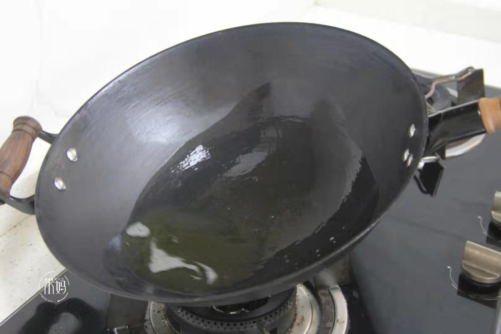 铁锅怎么开锅不生锈不粘锅教程,铁锅的正确开锅方法不粘锅