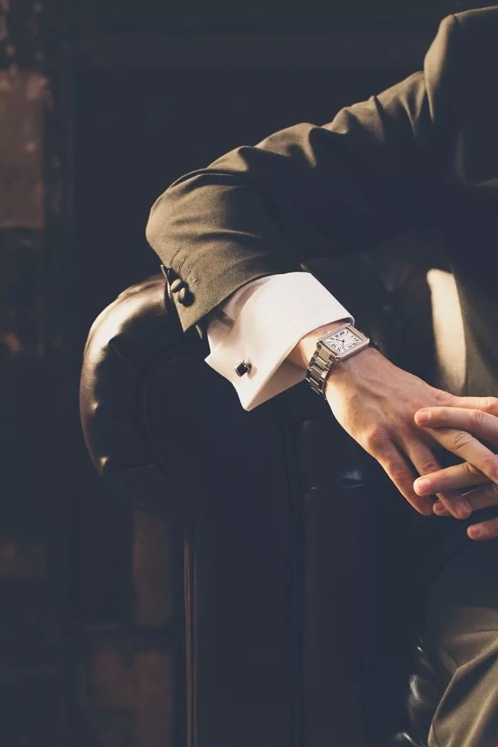 给西装加一条腰带,给西装加盘扣