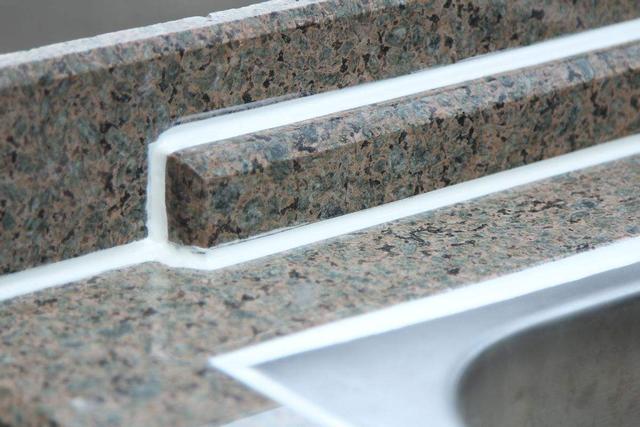 玻璃胶用久了有黑点怎么处理,玻璃胶用久了发霉怎么办