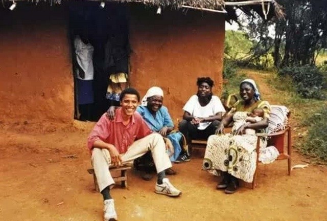 奥巴马首次回非洲老家：帮祖母扛大米，和兄弟们一起在村头喝酒