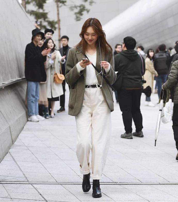 值得参考的韩国小姐姐穿搭,韩国小姐姐半身长裙穿搭街拍简约