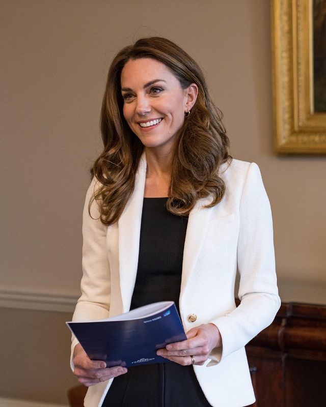 凯特王妃得体大方的穿着,凯特王妃换上西装时尚高级显腿长