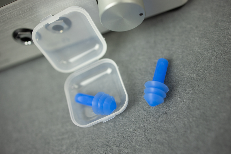 边洗澡边听歌费不费电量,边洗澡边听歌有什么后果