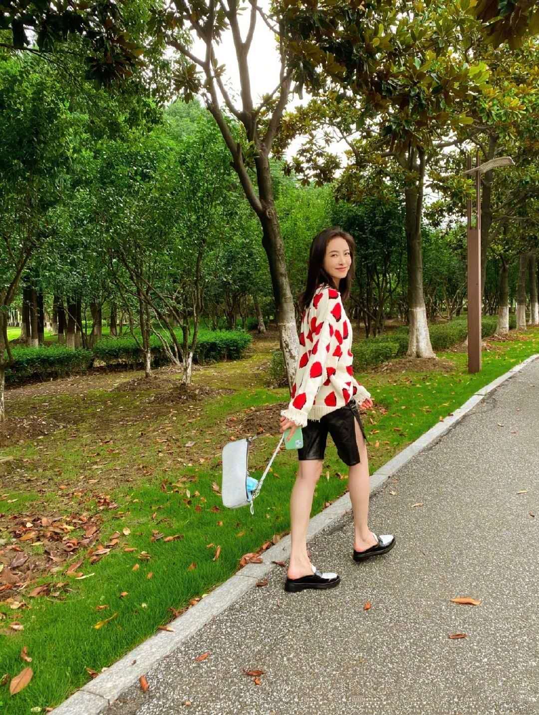 宋茜真会穿亮片裤穿出高级感,宋茜红色上衣似宫廷装