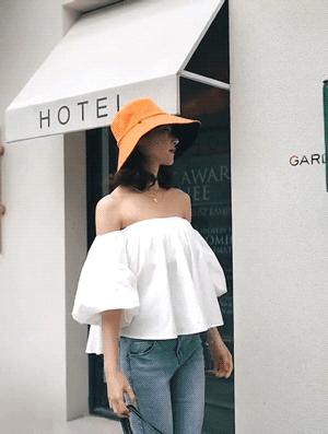 女人过了45，建议出游戴帽子，既减龄还防晒，清新优雅气质撩人