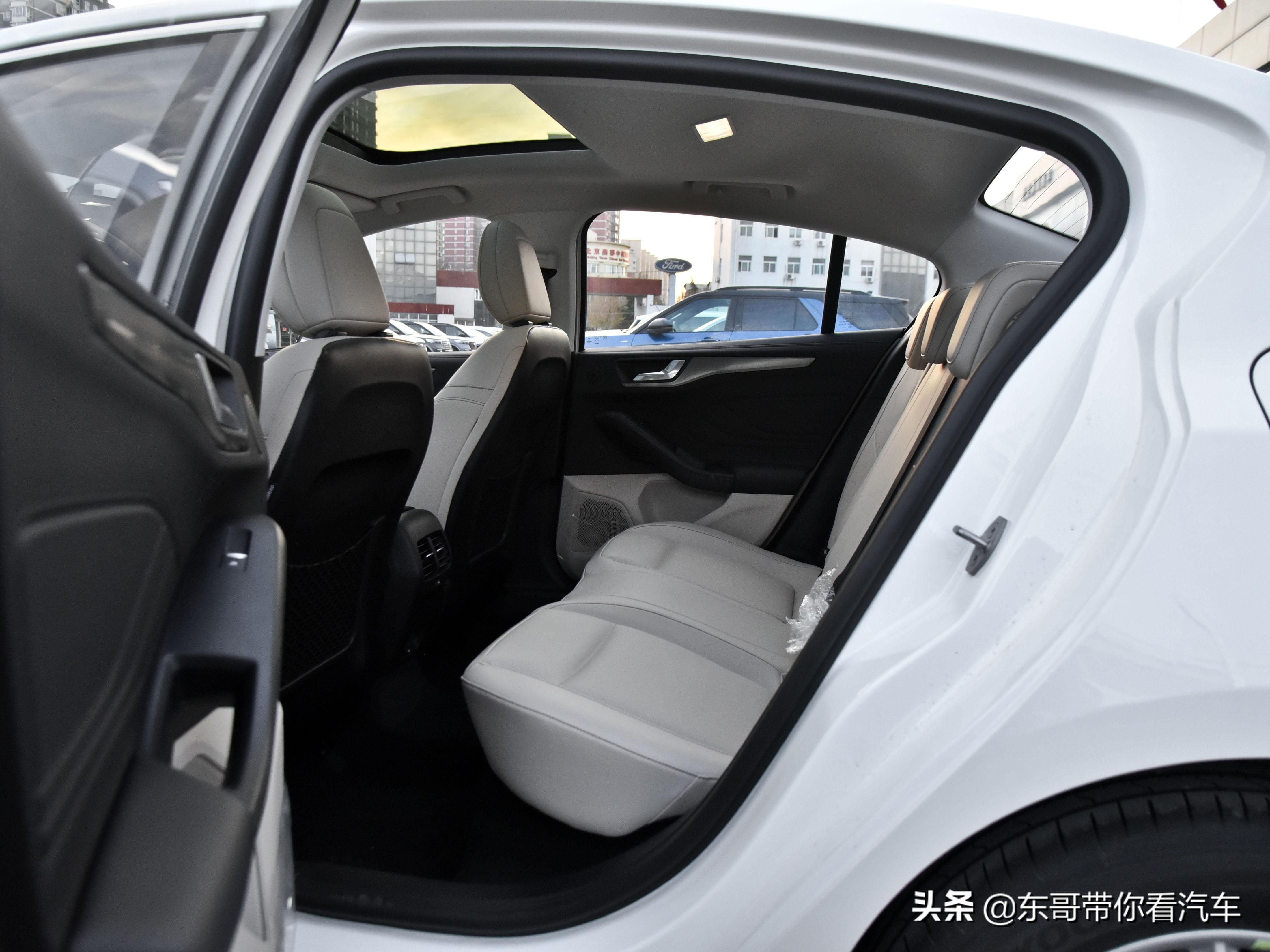 空间不输紧凑型的小型车,买1.4t朗逸还是1.5t新福克斯