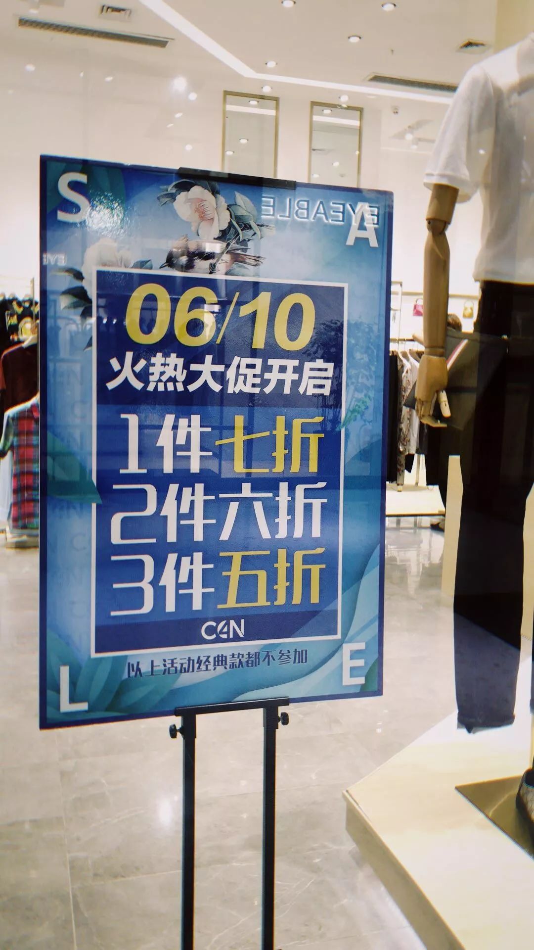 它是近半年最值得剁手的新包！C4N带来第一眼就爱上的包包