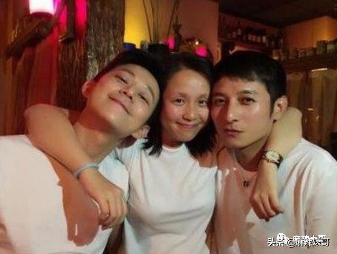 和小鲜肉牵手摸脸，又让人想到他7年前的瓜…